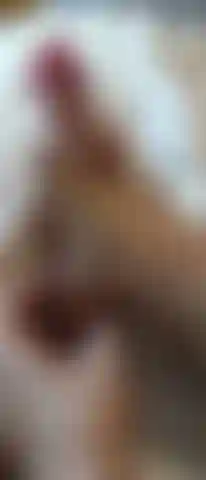 Entrez dans le plaisir - les pieds et le jouet entrent en collision.