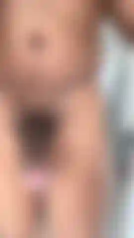 Je me promène très fort + je me caresse.