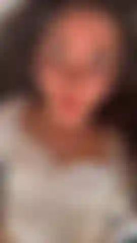 Une fille sexy et torride se fait baiser si fort pendant qu'elle essaie de ne pas faire de bruit.