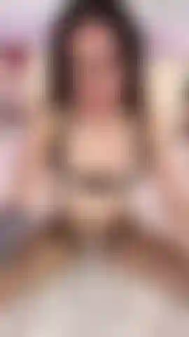 Je me frotte la chatte tout en portant des résille.