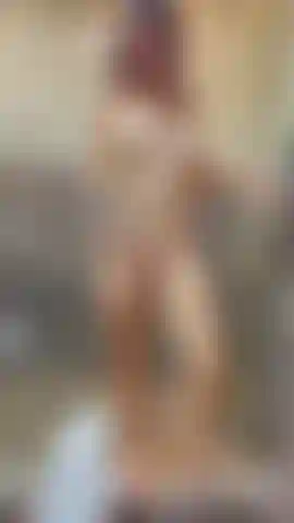 Je joue avec ma chatte sous une douche humide.