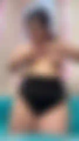 Ça m'excite énormément de sucer mes seins pour toi papa et que tu verses ton lait partout sur mon corps.