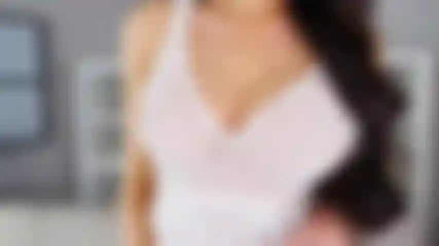 Dépouillant ma robe blanche sexy montrant mes gros seins.