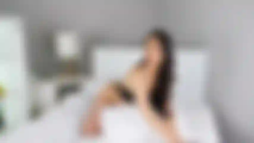 Je me déshabille au lit en montrant mon corps sexy.