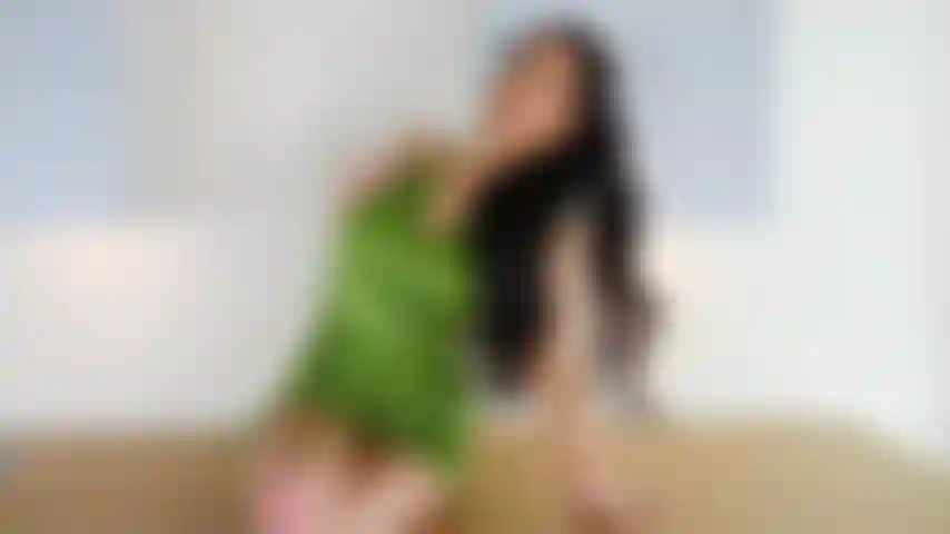 J'enlève ma robe verte sexy dans la cuisine.