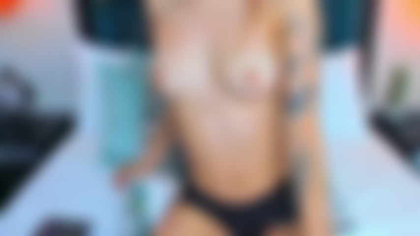 Tu entends comme je suis mouillée ? Chaque fois que je la touche, elle devient encore plus sale, si désespérée d'être remplie, étirée, utilisée qu'elle sait que tu veux la ruiner.