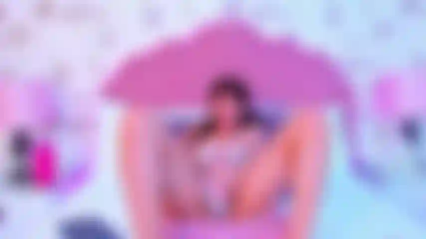 Mon jouet vibrant fait trembler mes jambes, profite de ma chatte vibrante.