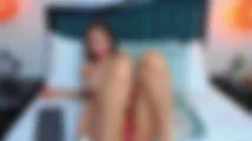 Mon esprit n'arrêtait pas de me dire ce que je ressentais quand tu me remplissais complètement... J'ai glissé ma main entre mes jambes, mais rien comparé à la réalité.