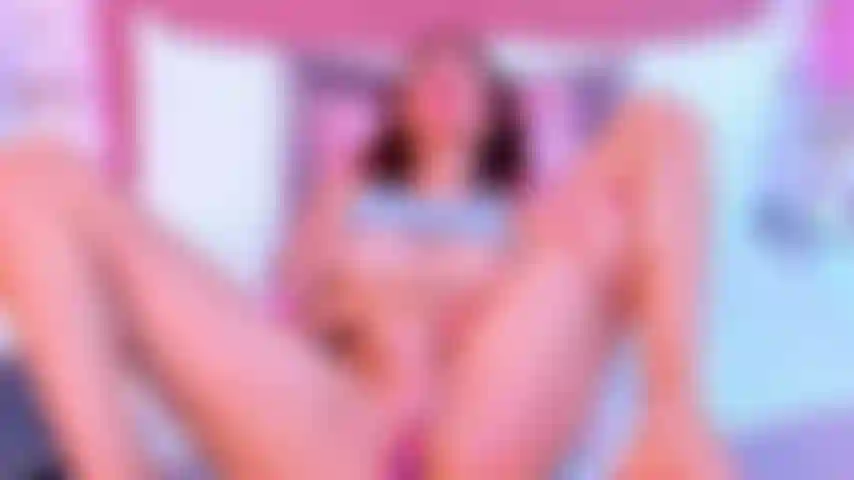 Embrasse-moi et profite de ma chatte en feu et en giclant.