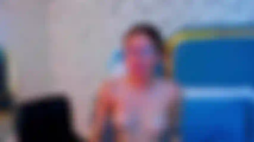 Mes seins rebondissants et ma chatte chaude sont une invitation que vous ne pouvez pas refuser.