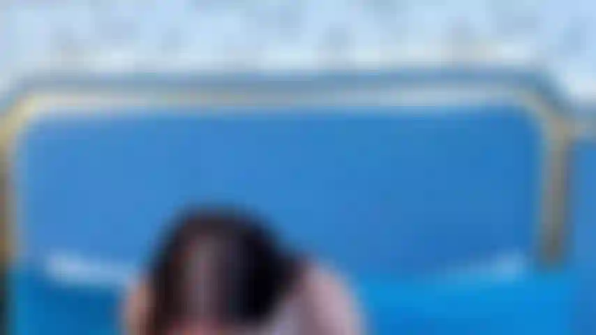 Je profite d'une énorme baise et de la façon dont tes vibrations me font gémir et jouir.