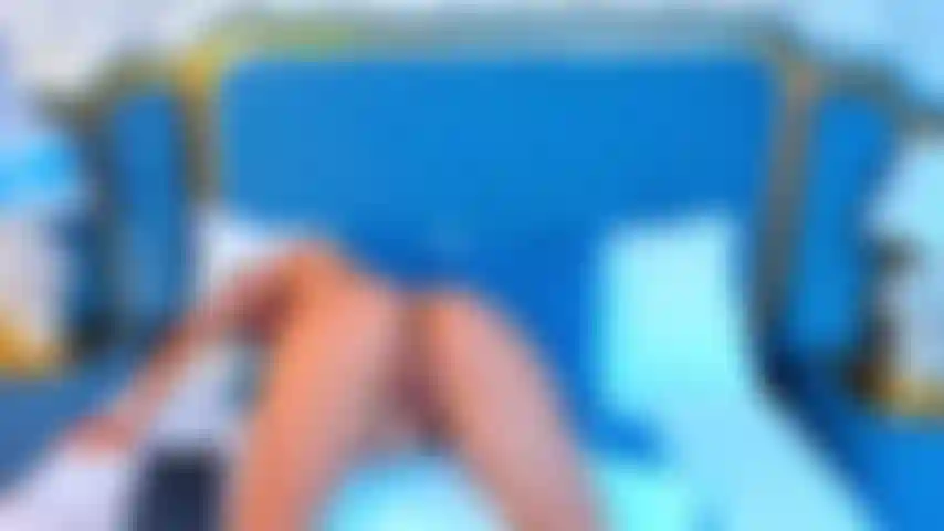 Ma chatte rose danse au rythme de mes gémissements.