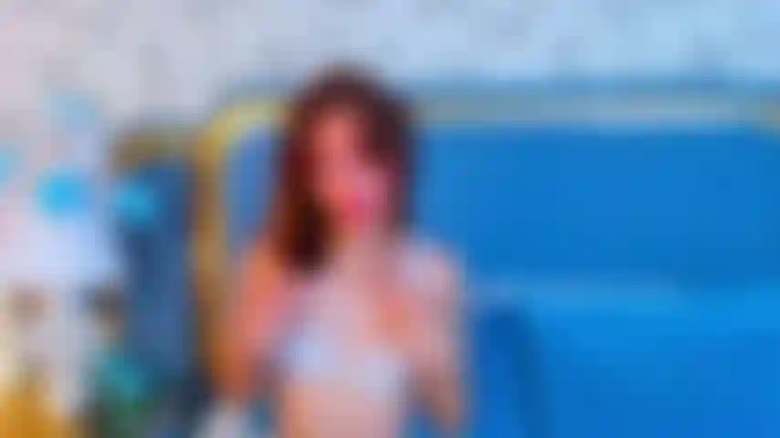 Je me laisse aller sensuellement pour que vous dansiez au rythme de mes seins satinés vidéo chaude !!!!!