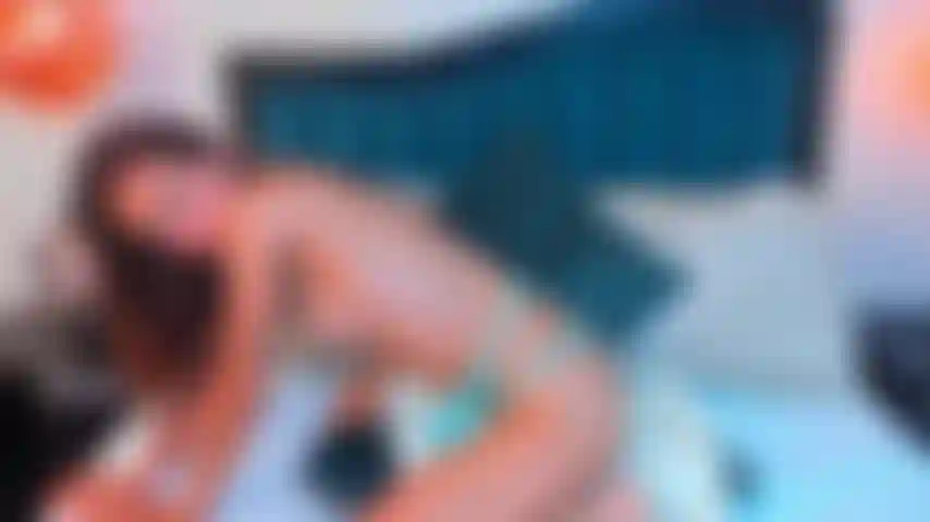 Baise-moi fort, fais-moi crier pendant que mon corps se tord de plaisir.