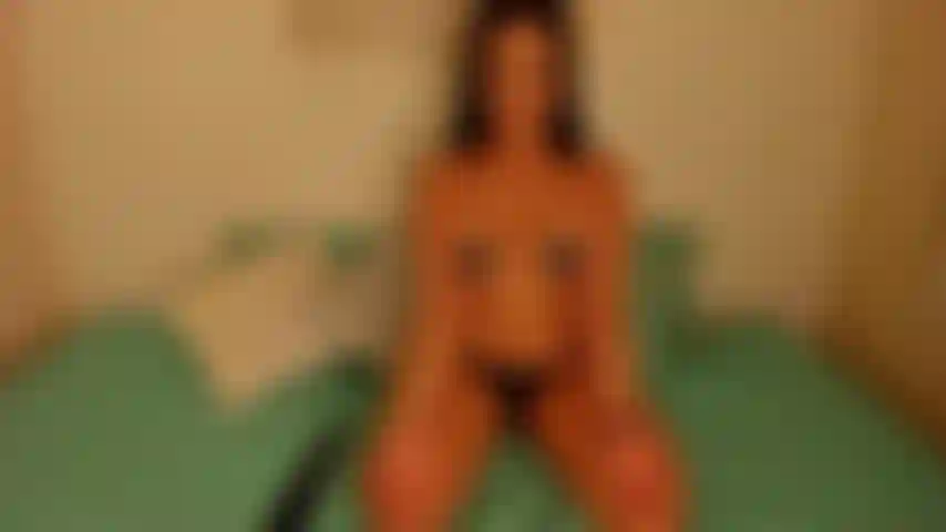 Je donne une fessée à mon gros cul chaud.