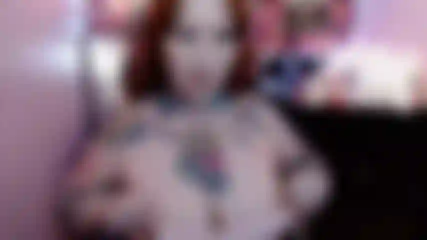 Une chatte crémeuse sur toute la longueur avec un jouet.