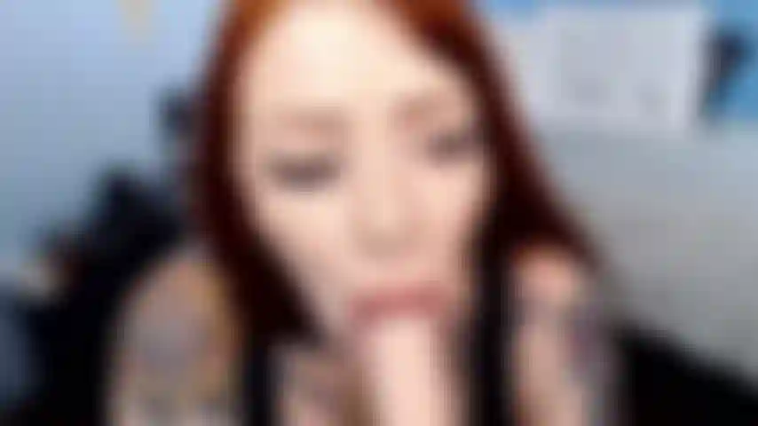 Une salope rousse donne un bj bâclé.