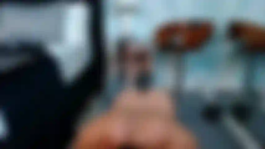 Une fille nue, musclée faisant des flexions.