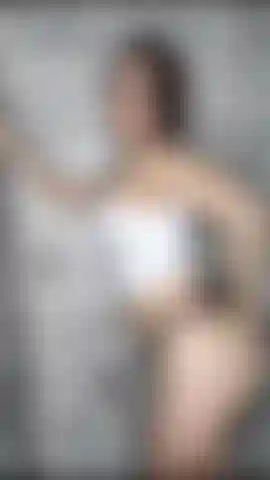 Je me doigte et je gicle sous la douche.