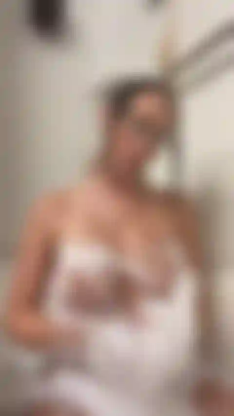 Cum prend un bain moussant avec moi.