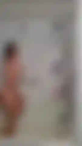 Viens me doucher, savonne-moi et regarde-moi jouir fort pour toi avec ma pomme de douche amovible ! Plein de cul, de seins et moi tout mouillé !