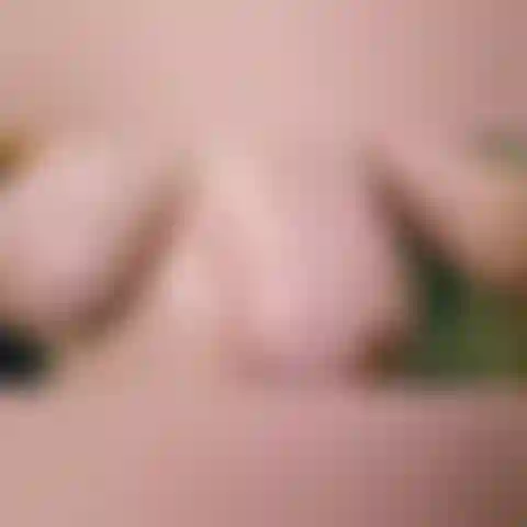 Je savonne mes seins sous la douche.