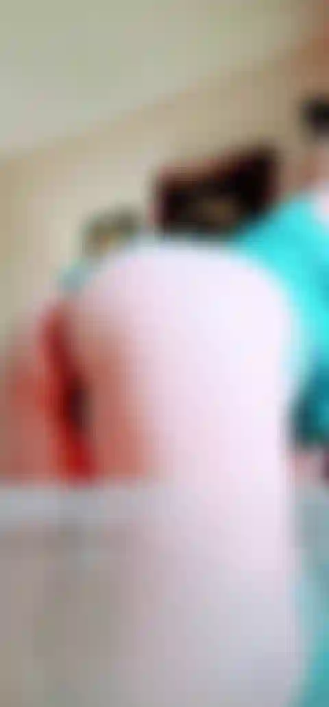 Twerk au ralenti avec des pieds/orteils rapprochés.