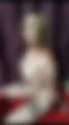 Agentsexyhot, avec des seins en robe, les mains libres, fumant.