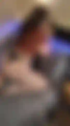 Une pawg suce une grosse bite noire.