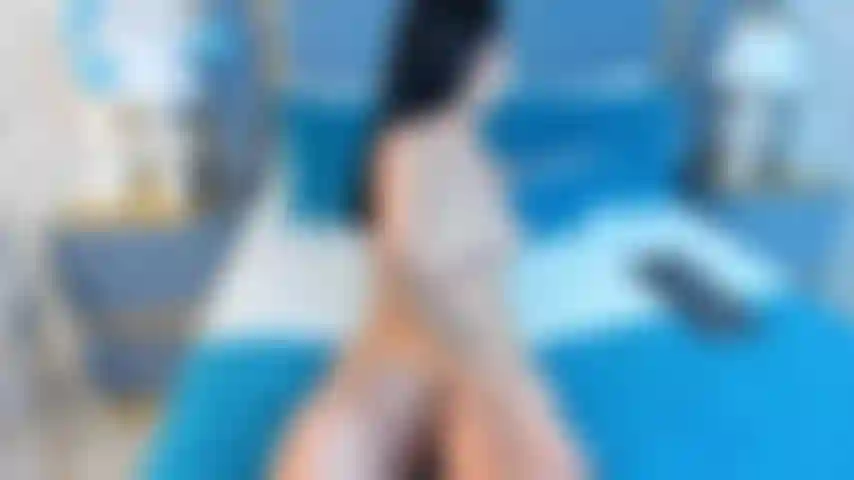 Imagine ma bouche s'enrouler autour de ta bite, ma langue parcourant chaque centimètre de toi, te goûtant pendant que ma chatte devient très humide, mes gémissements criant pour que tu baises ma chatte humide jusqu'à ce que nous explosions tous les deux en même temps.