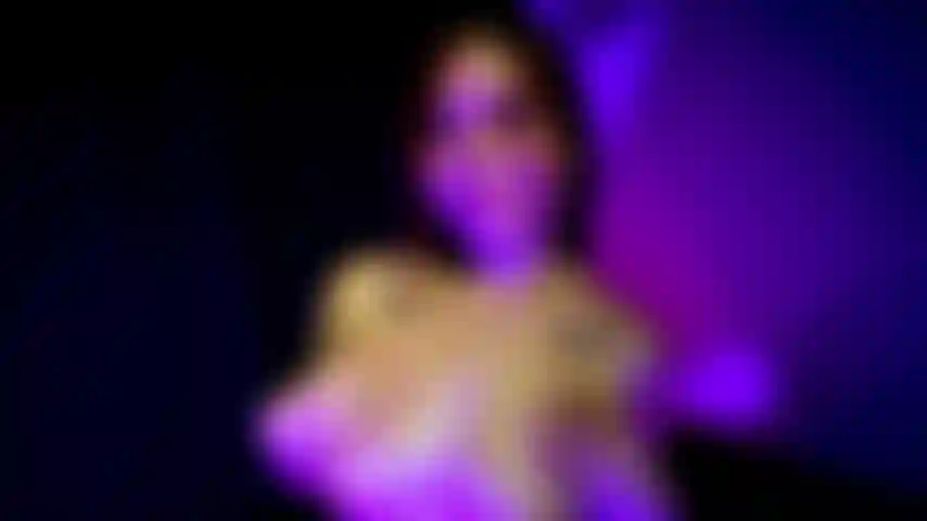 Viens ici bébé et danse avec moi.