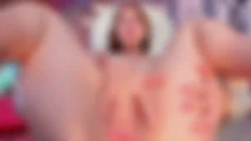 Je frotte ma chatte mouillée près de la caméra.