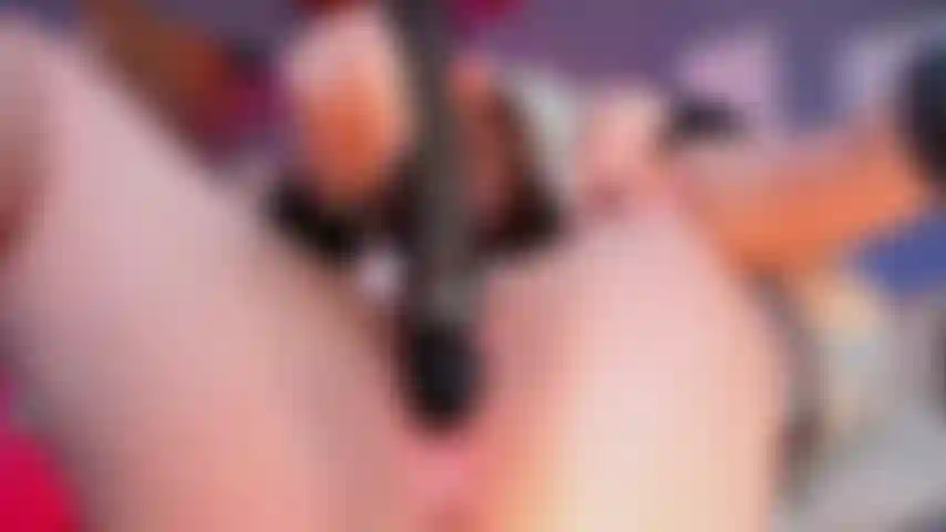 Faisant vibrer mon clitoris avec mon délicieux jouet.