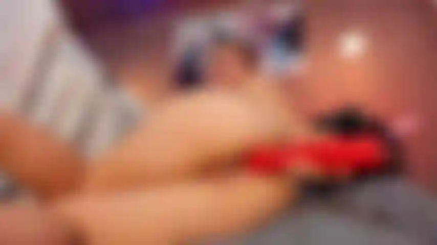 Je baise mon cul et ma chatte et je termine par une délicieuse giclée.