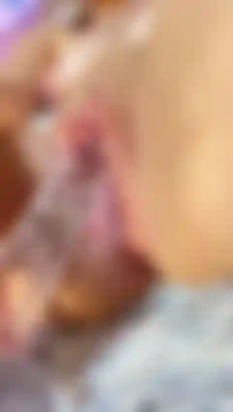 Baise ma chatte humide et rose.