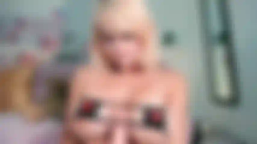 J'huile mes gros seins.