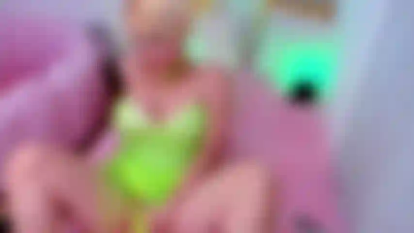 La fée clochette cosplay un gode éjacule en gorge profonde.