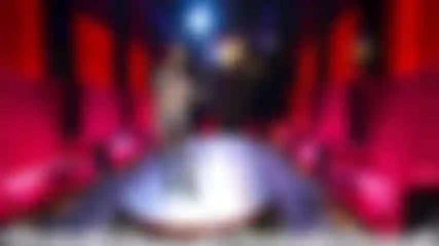 Fantasme de strip-teaseuse ! Le propriétaire du club vous invite à regarder sa danseuse préférée dans la suite high rollers. Elle vous invite au salon vip après vous avoir dansé et taquiné. Tu peux sentir ses lèvres partout sur ta bite.