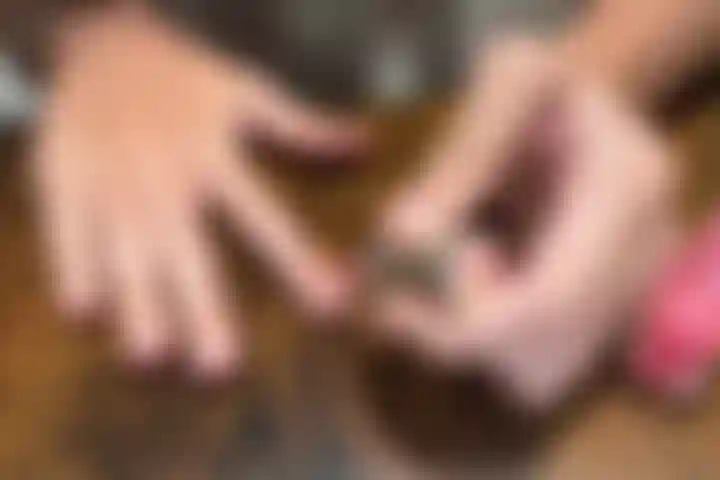 Je me peins les ongles d'un joli rose <3.