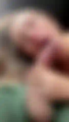 J'adore me faire claquer une énorme bite sur le visage.