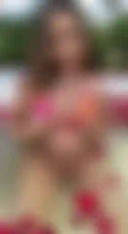 Une fille sexy dans la baignoire.