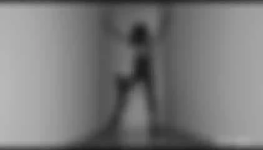 Coquine dansant dans les couloirs !! - Je danse seins nus dans mon couloir avec une perruque amusante !