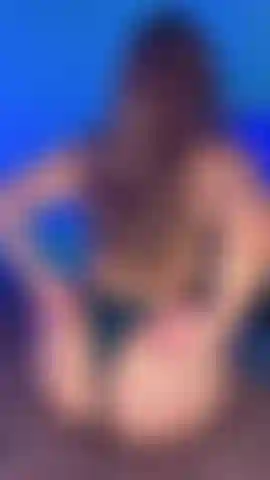 Tu imagines m'avoir rien que pour toi ? Vêtue de lingerie noire, en train de te séduire lentement et de donner à mes fesses de délicieuses claques… 🔥 un petit aperçu de ce que tu peux trouver dans ma vidéo. Tu oses la regarder ?