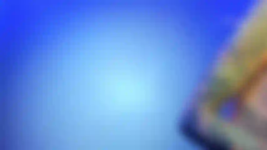 De l'huile brillante et des seins rebondissants.