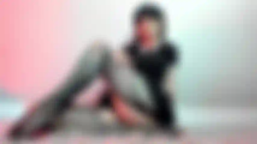 Mercredi adams coq strapon coloré.