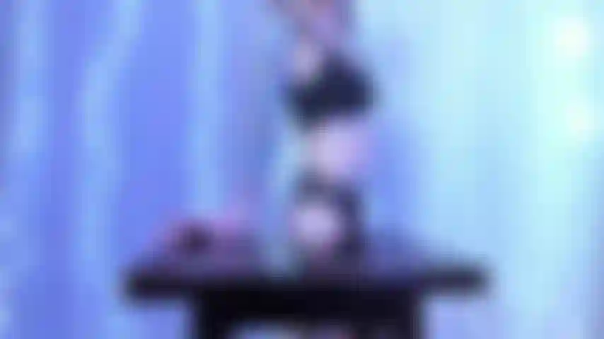 Rebondissant sur une chaise - fétichiste du cul.