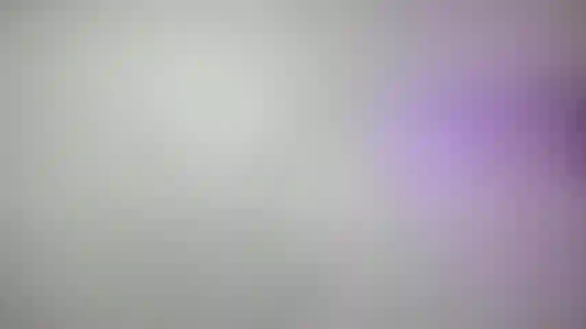 Strip-tease de lingerie en dentelle blanche.