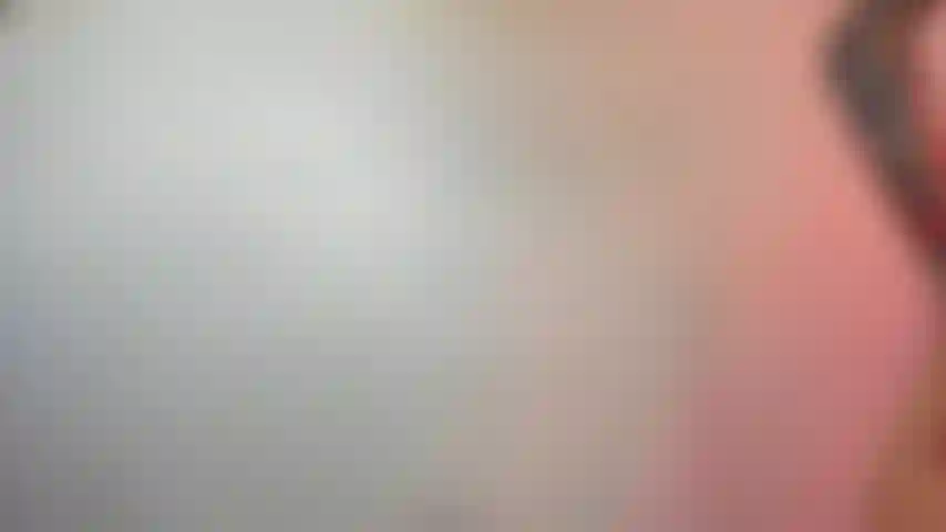 Stripping en lingerie à bretelles.