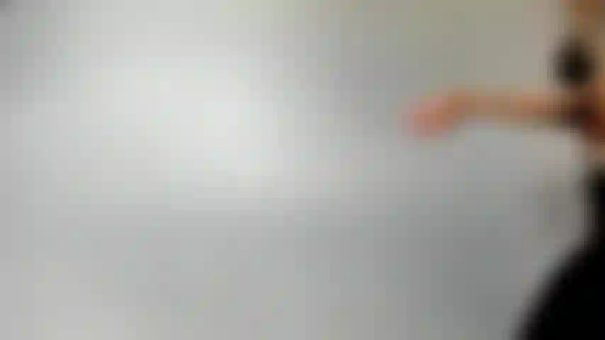 Je me déshabille dans mes vêtements de sport.