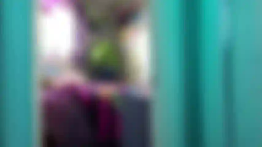 J'essaie la culotte de ma colocataire.